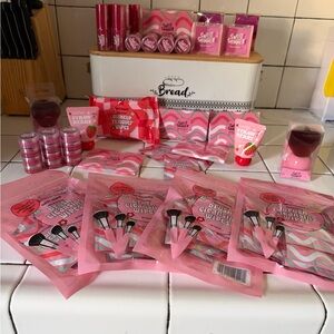 Pink Makeup Brush Cleaning Wipes & Strawberry Beauty Set
